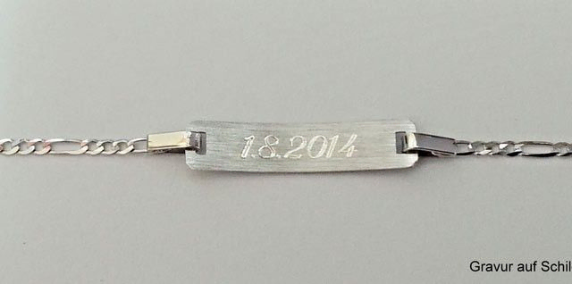 Gravur auf Schildarmband, Foto der Juwelier Lackner GmbH