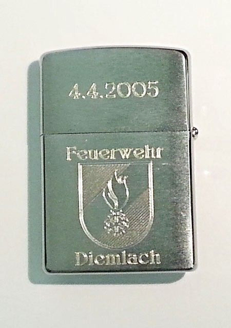 Gravur auf Feuerzeug, Foto der Juwelier Lackner GmbH