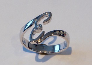 Ring mit Anfangsbuchstabe "E", Foto der Juwelier Lackner GmbH
