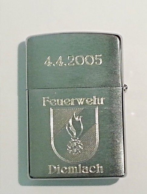 Gravur auf Feuerzeug, Foto der Juwelier Lackner GmbH