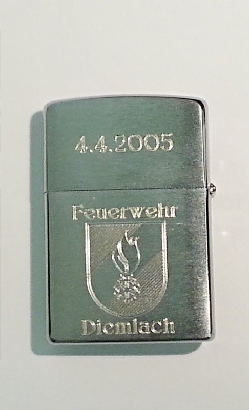 Gravur auf Feuerzeug, Foto der Juwelier Lackner GmbH