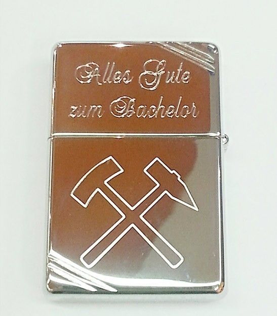 Gravur auf Feuerzeug, Foto der Juwelier Lackner GmbH